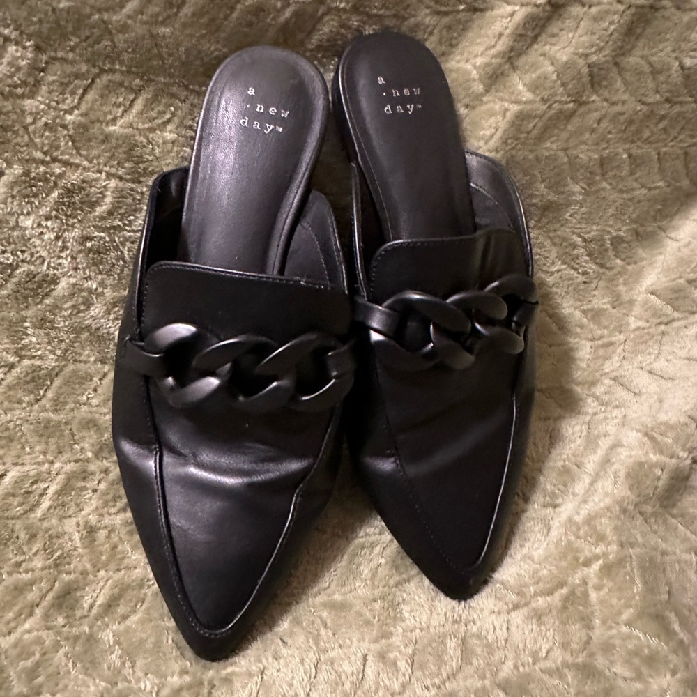 Adorable and comfortable flat. Only worn 1 or 2 times. Size 8